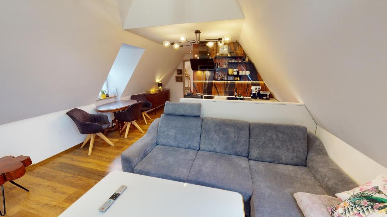 Apartman Atelier Vary V Nove Zrekonstruovanem Dome การ์โลวีวารี ภายนอก รูปภาพ